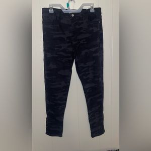 Social Sanctuary- Womens Black & Gray Camo Ankle Pants | 14